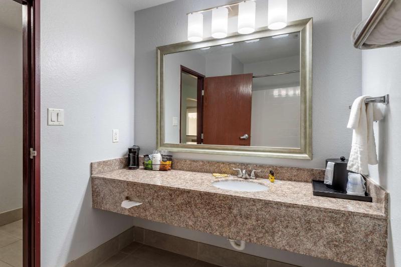 Queen Room with Two Queen Beds and Bath Tub - Disability Access/Non-Smoking image 2