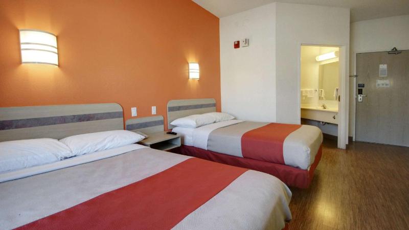 Deluxe Quadruple Room image 4