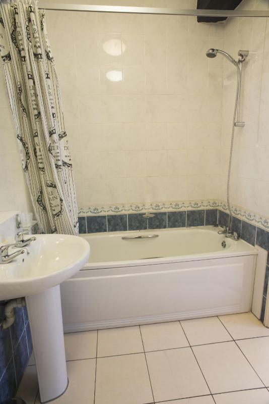 Four-Poster Suite image 2