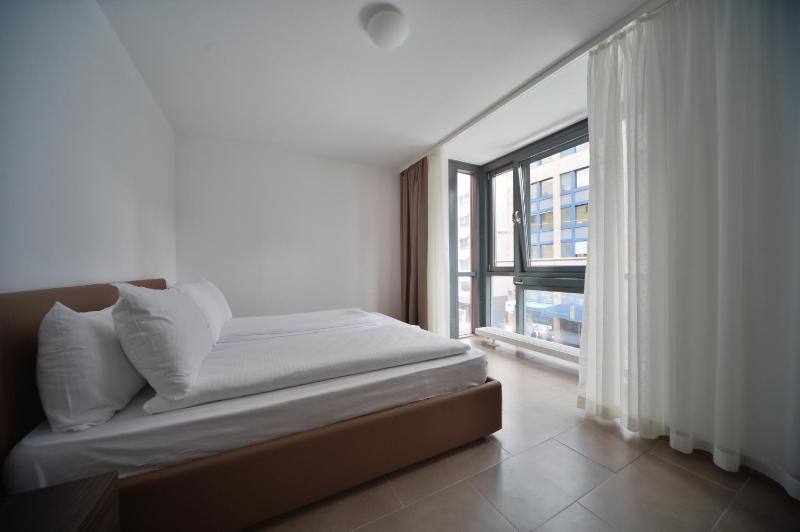 Superior One-Bedroom Apartment image 4