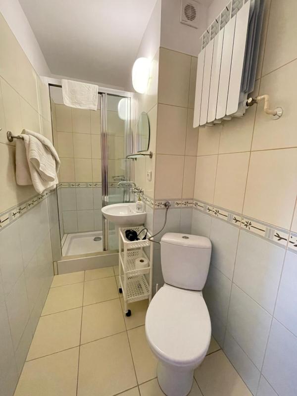 Twin Room with Bathroom image 3