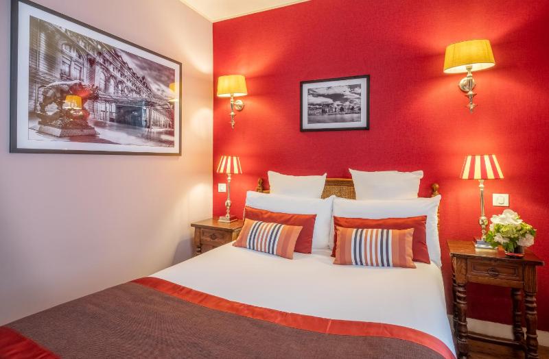 Classic Double Room image 4