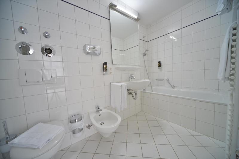 Deluxe One-Bedroom Apartment image 2
