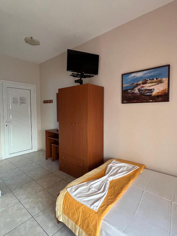 One-Bedroom Apartment image 4