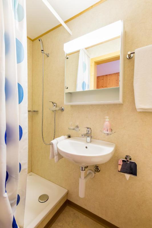Single Room with Bathroom image 3