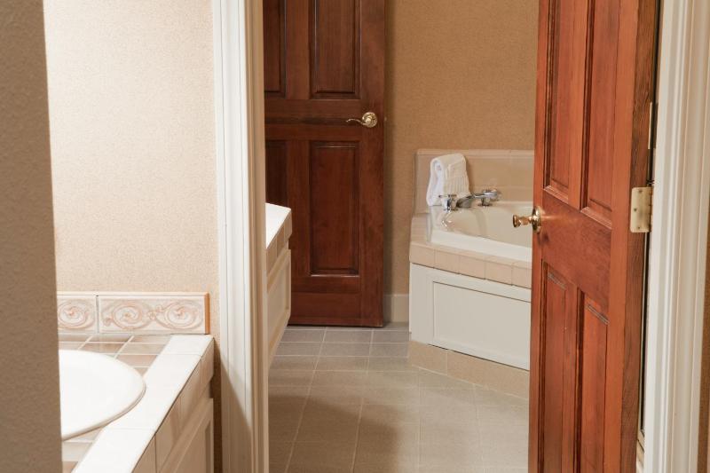 Deluxe King Suite without River View image 3