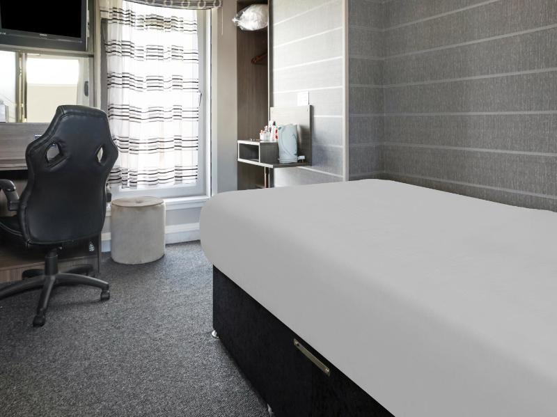 Small Compact Double Room image 4
