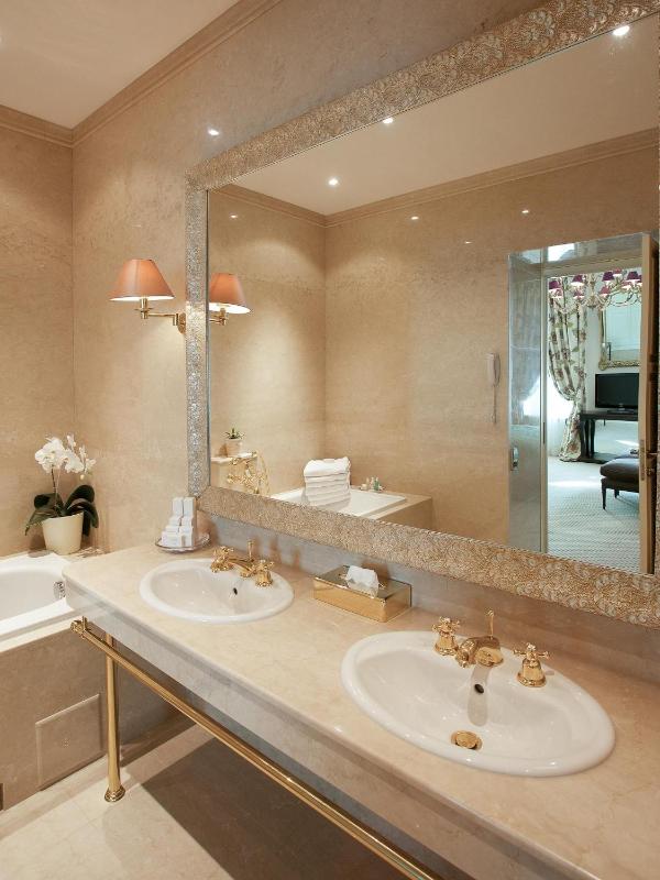 Suite with Spa Access image 4