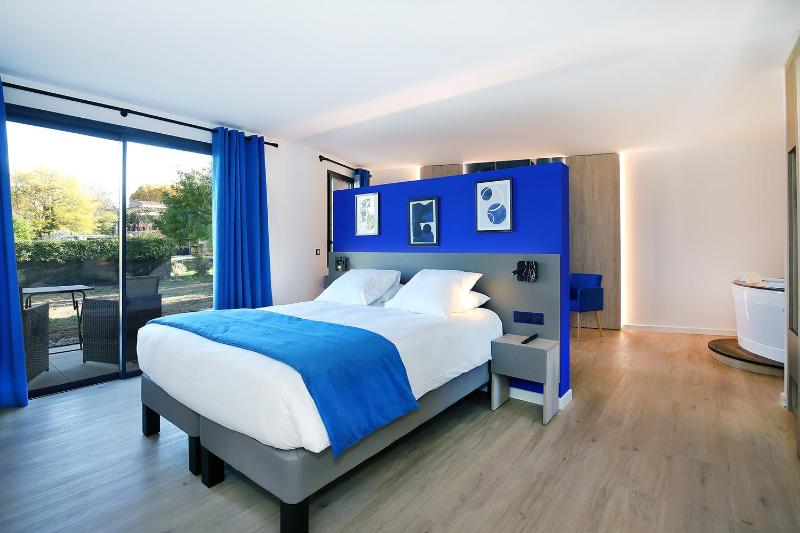 Deluxe Suite with Spa Bath image 1