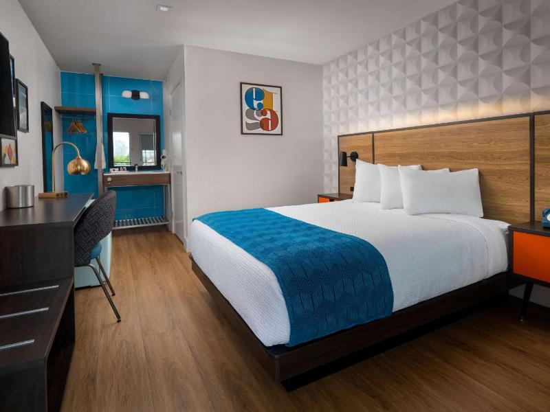 Deluxe Queen Room image 2
