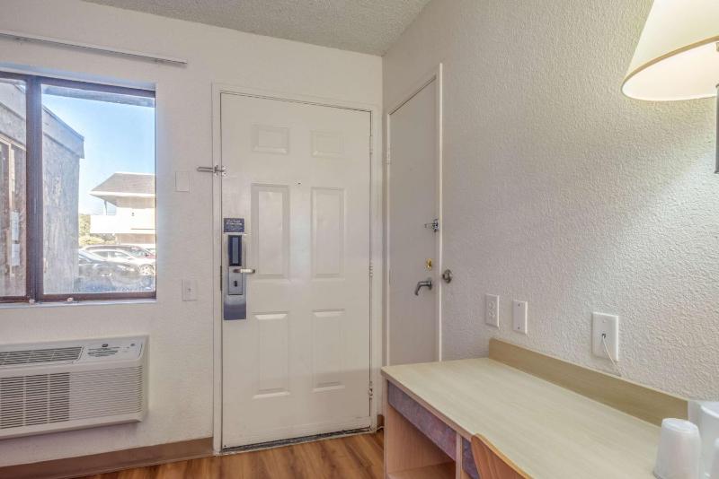 Double Room image 3
