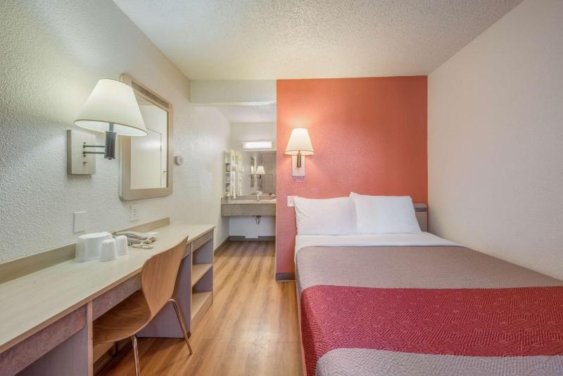 Double Room image 4