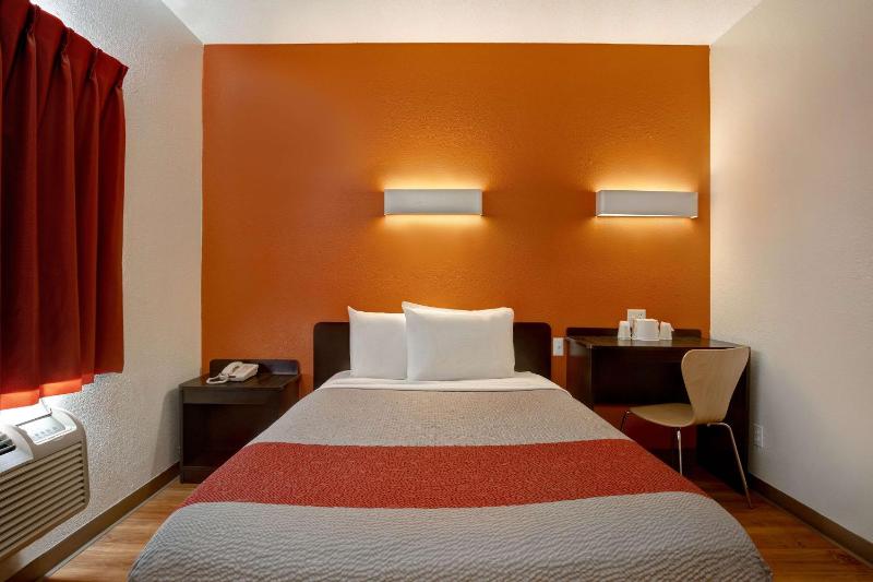 Queen Room - Disability Access image 1