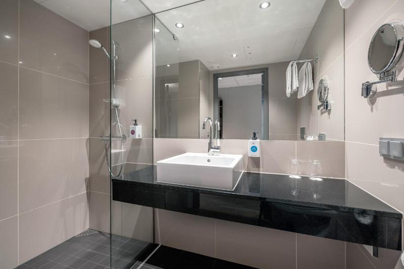 Standard Twin Room image 3