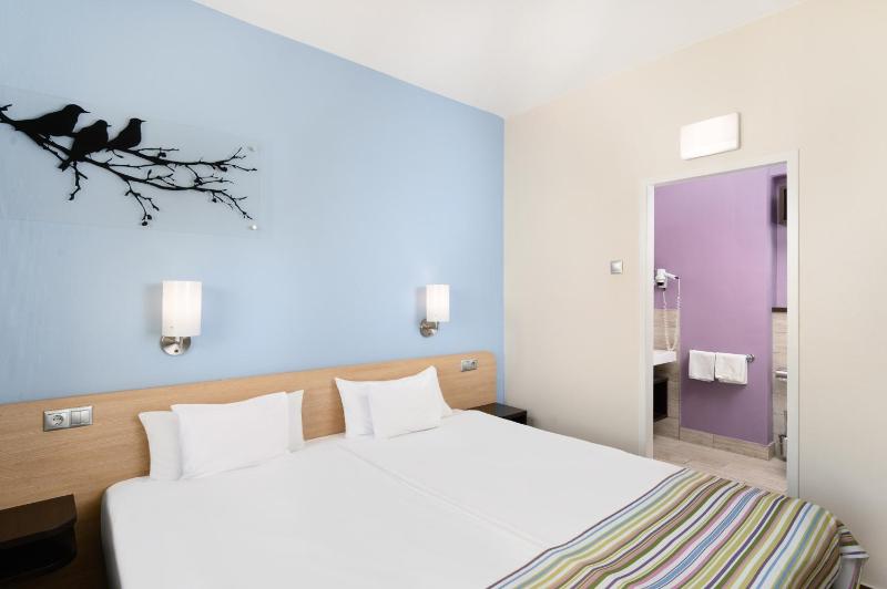 Suite with Balcony and Air-Conditioning image 3