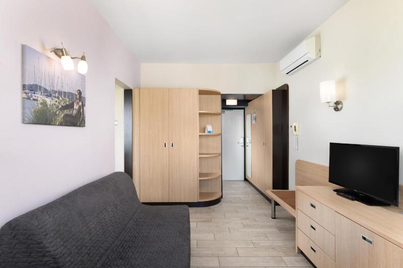 Suite with Balcony and Air-Conditioning image 4