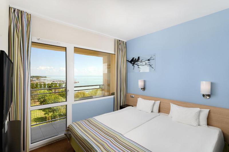 Suite with Balcony and Air-Conditioning image 1