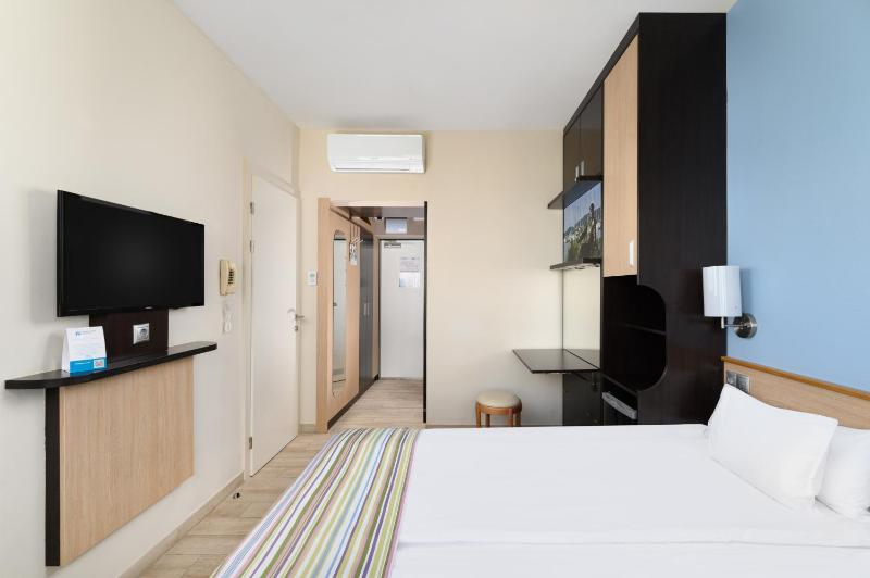 Superior Triple Room image 2