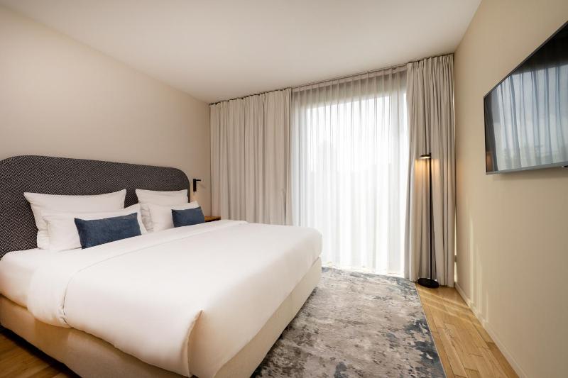 Standard King Room image 3