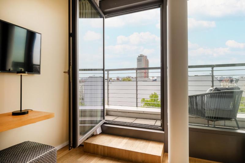 Deluxe Double Room with Balcony image 4
