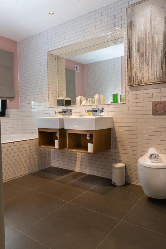 Deluxe Spa Double or Twin image 3