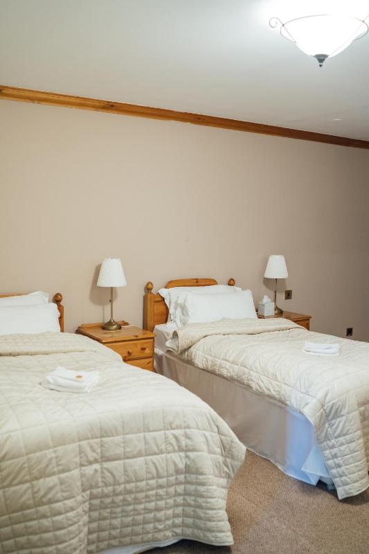 Twin Room image 4