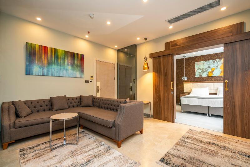 Suite with Garden View image 1