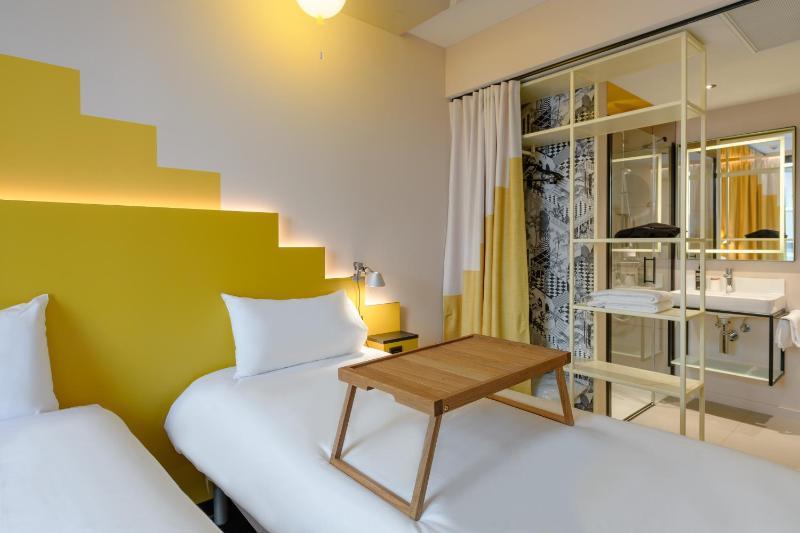 Standard room with 2 twin beds and 1 sofa bed image 4
