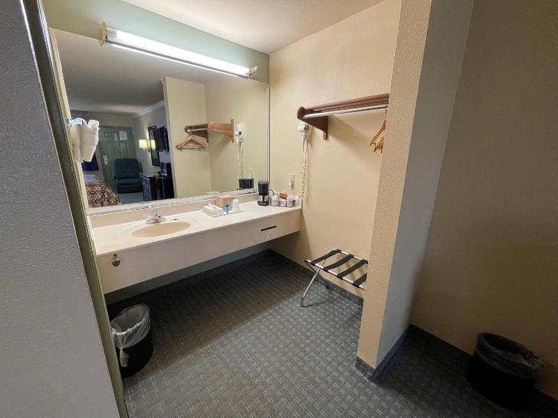 Americas Best Value Inn Houston Hobby Airport - image 13