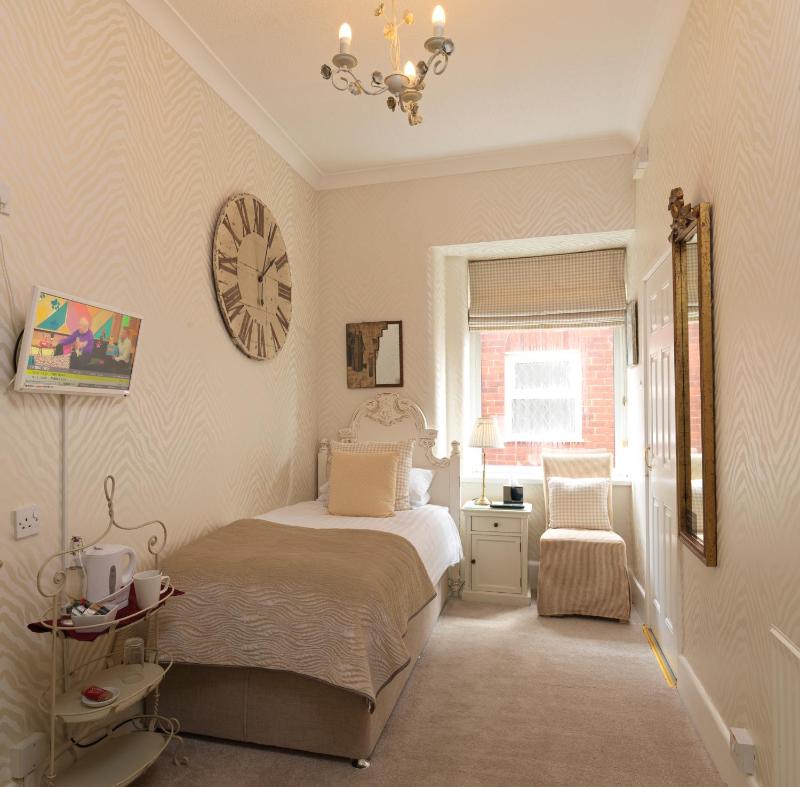 Luxury Single Room image 3