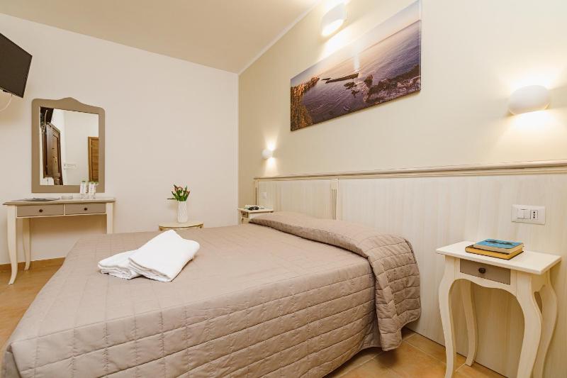 Double or Twin Room image 3