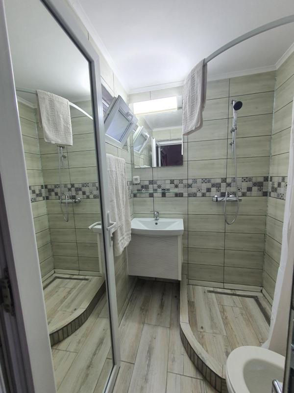 One-Bedroom Apartment image 2