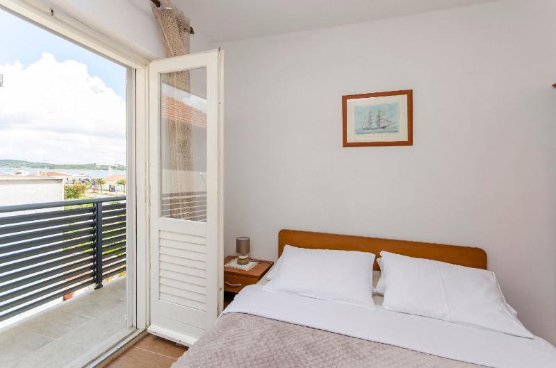 One-Bedroom Apartment with Sea View image 4