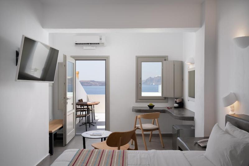  Junior suite Plunge pool & Caldera view image 1