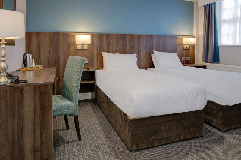 Standard Twin Room image 1