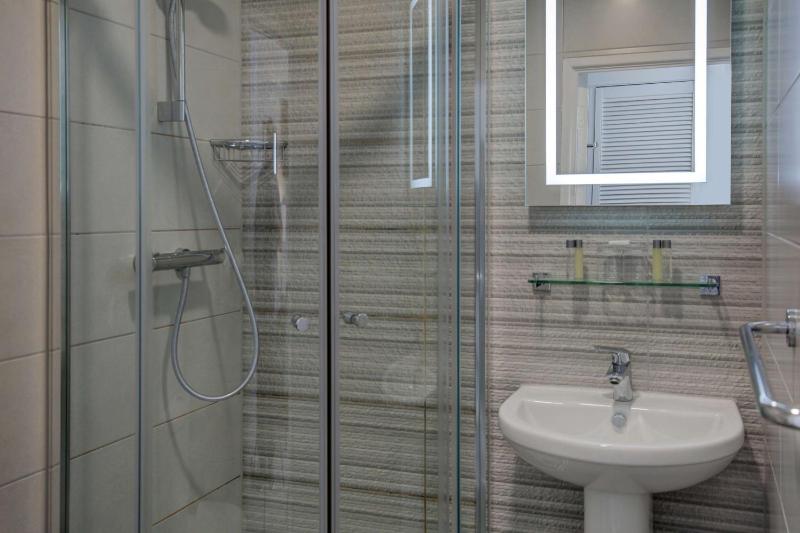Standard Twin Room image 4