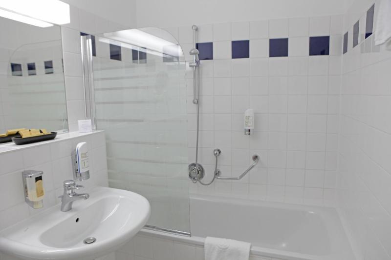 Double Room image 3