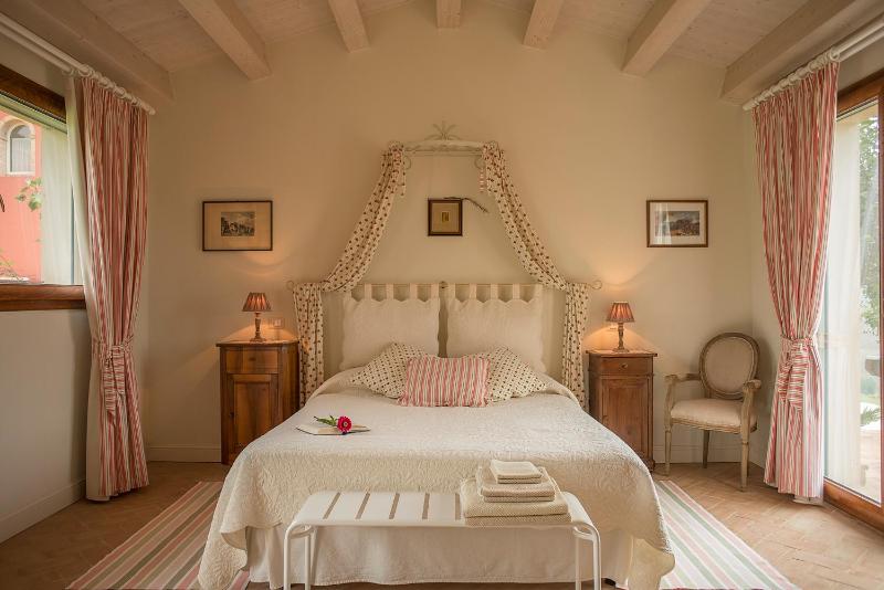 Double Room with Pool View image 1