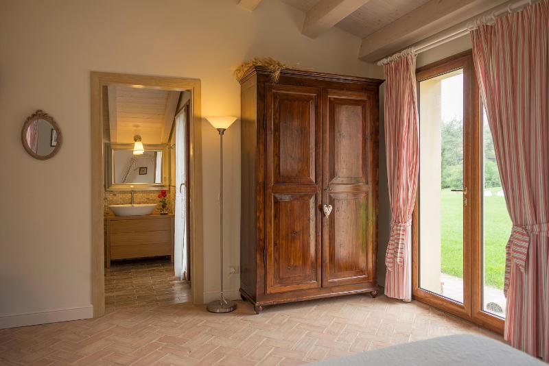 Double Room with Pool View image 2