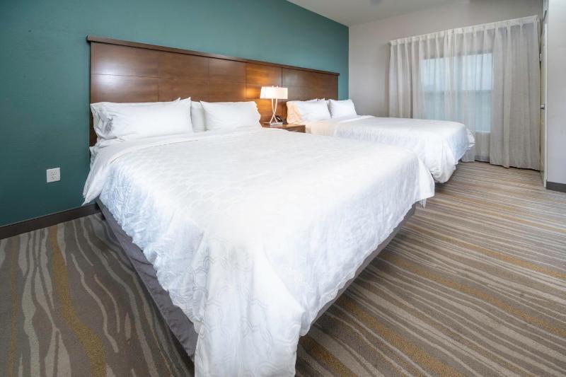 Two Bedroom Suite with One Queen Bed and Two Double Beds - Non-Smoking image 2
