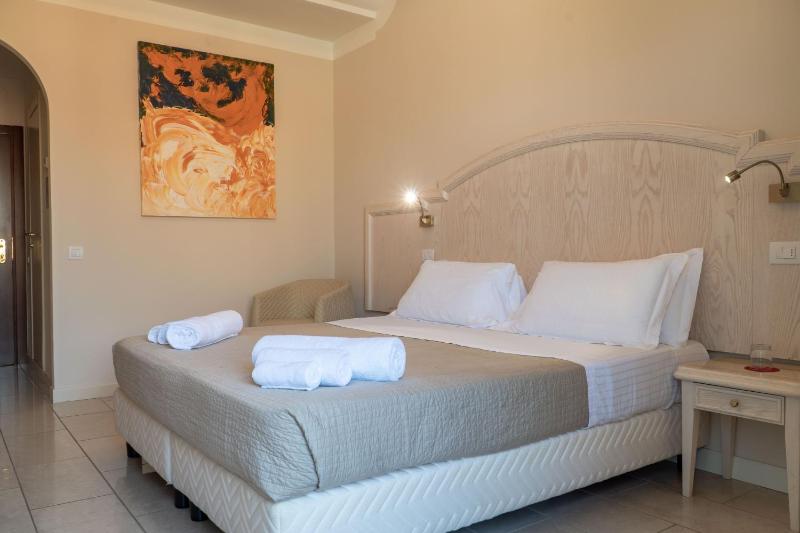 Queen Room with Pool View image 4