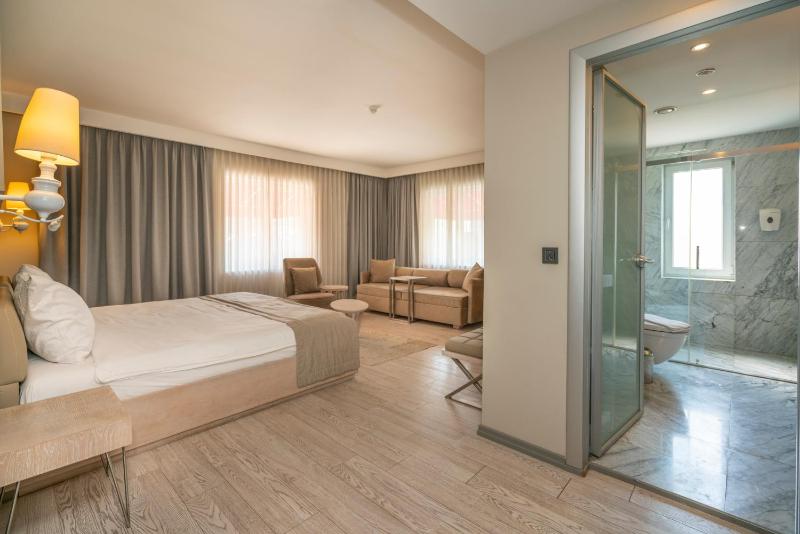 Double Room image 3