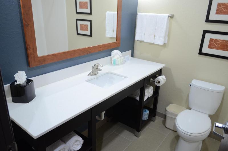 Queen Suite with Two Queen Beds image 3