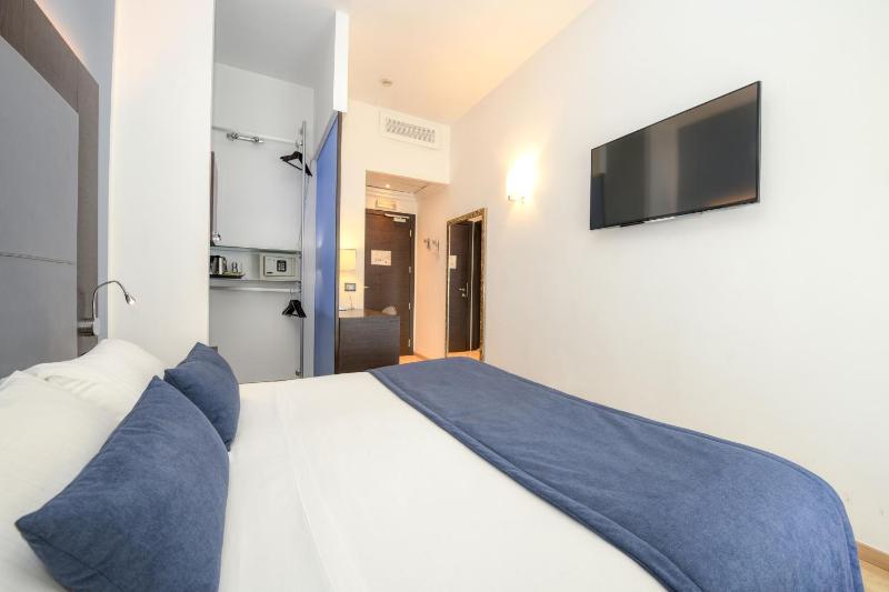 Premium Double Room image 4