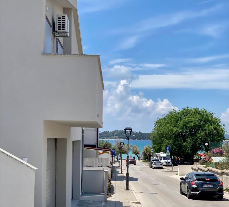 Comfort Three-Bedroom Holiday Home (5 Adults) - Ive Cace 3b Street image 4