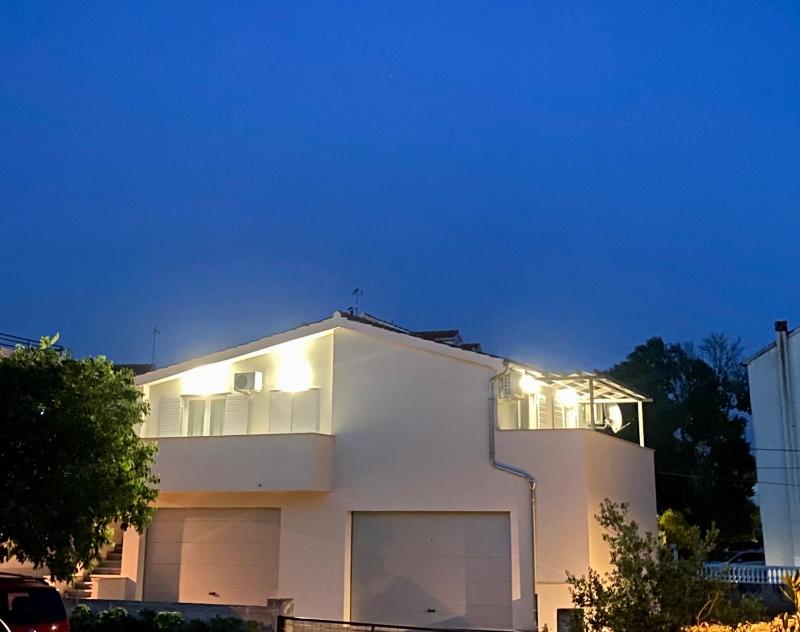 Comfort Three-Bedroom Holiday Home (5 Adults) - Ive Cace 3b Street image 2