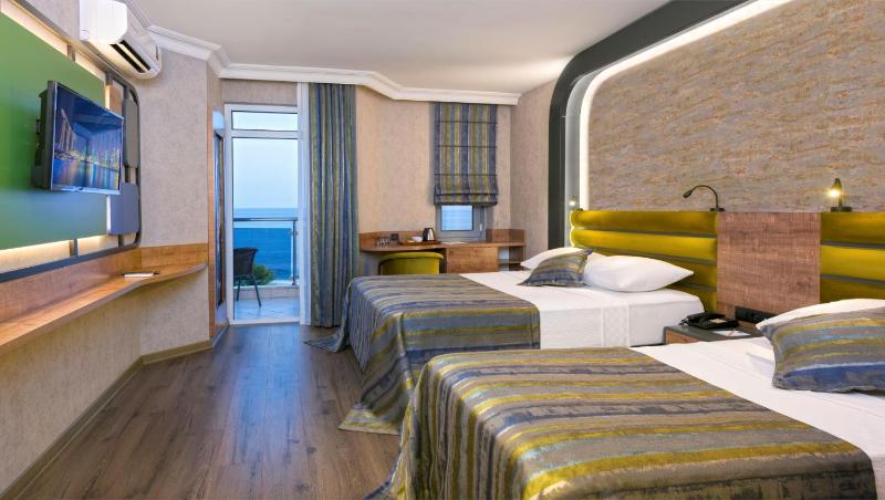 Superior Double or Twin Room with Sea View image 4