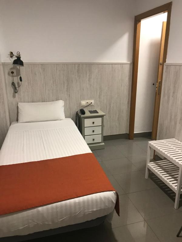 Interior twin room without Views image 3