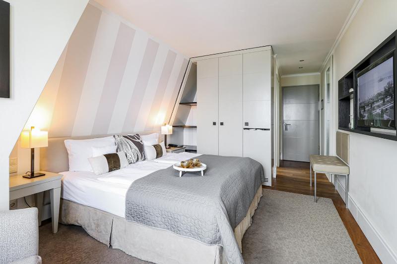 Double Room with Sea View image 3