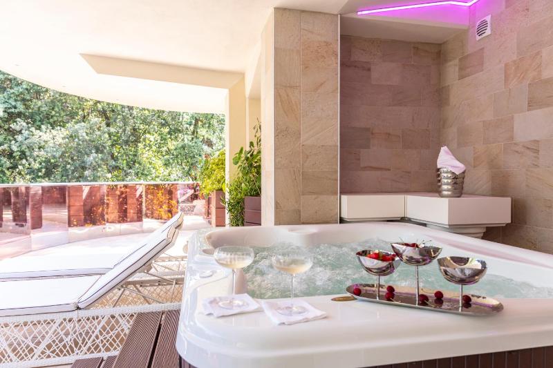 Suite with Hot Tub image 1